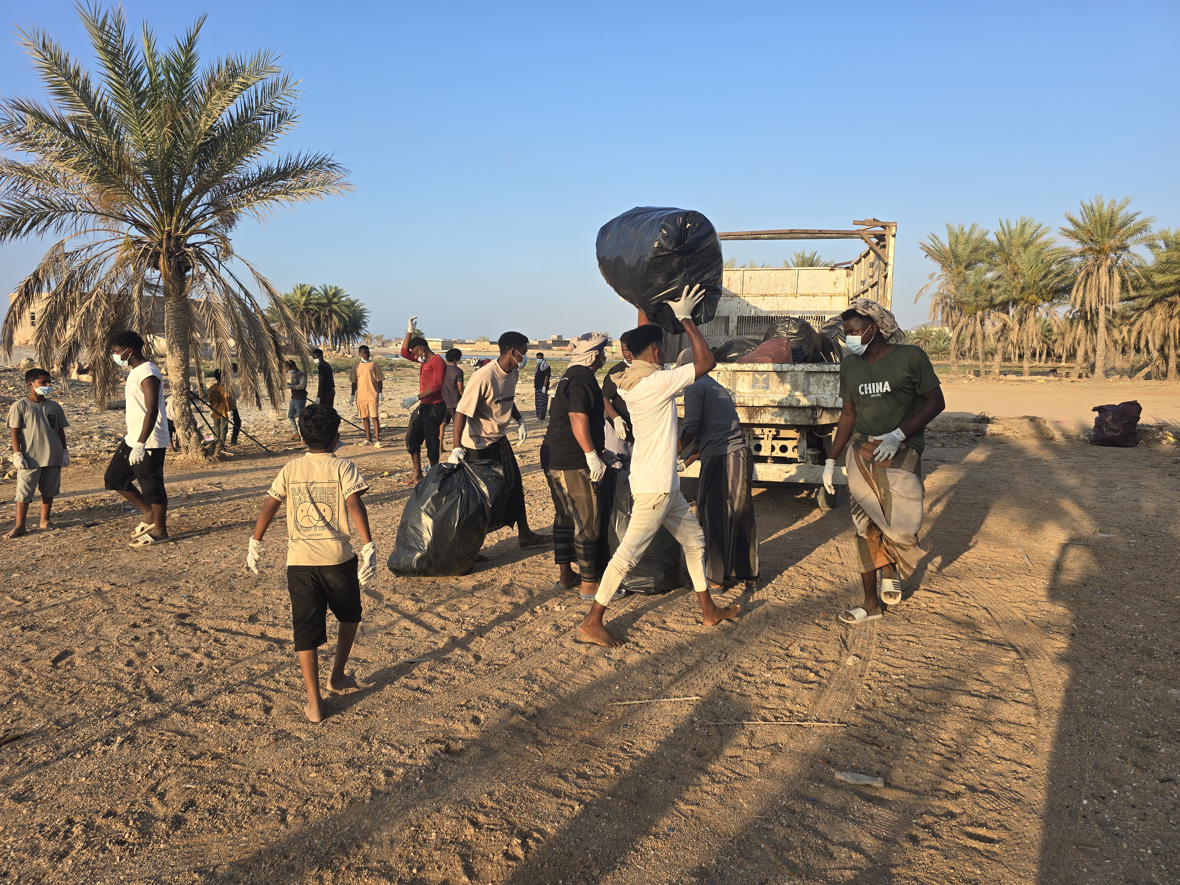 صورة: برعاية محافظ محافظة أرخبيل سقطرى: انطلاق حملة نظافة في محمية ديطوح
